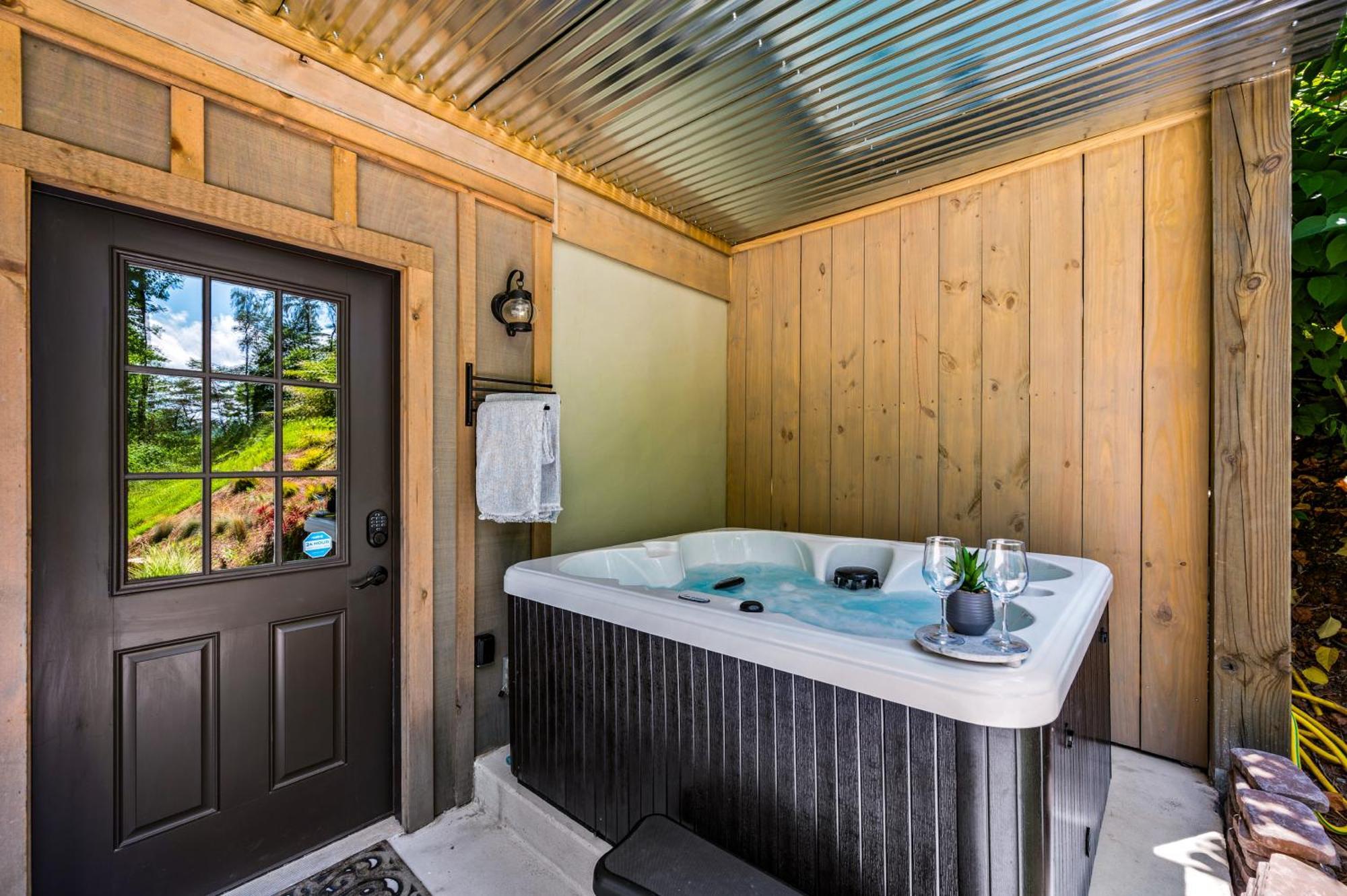 Lil Cabin In The Cove! Mtn Views, Theater, Hot Tub, Games, King Beds, Prime Location! Sevierville Luaran gambar